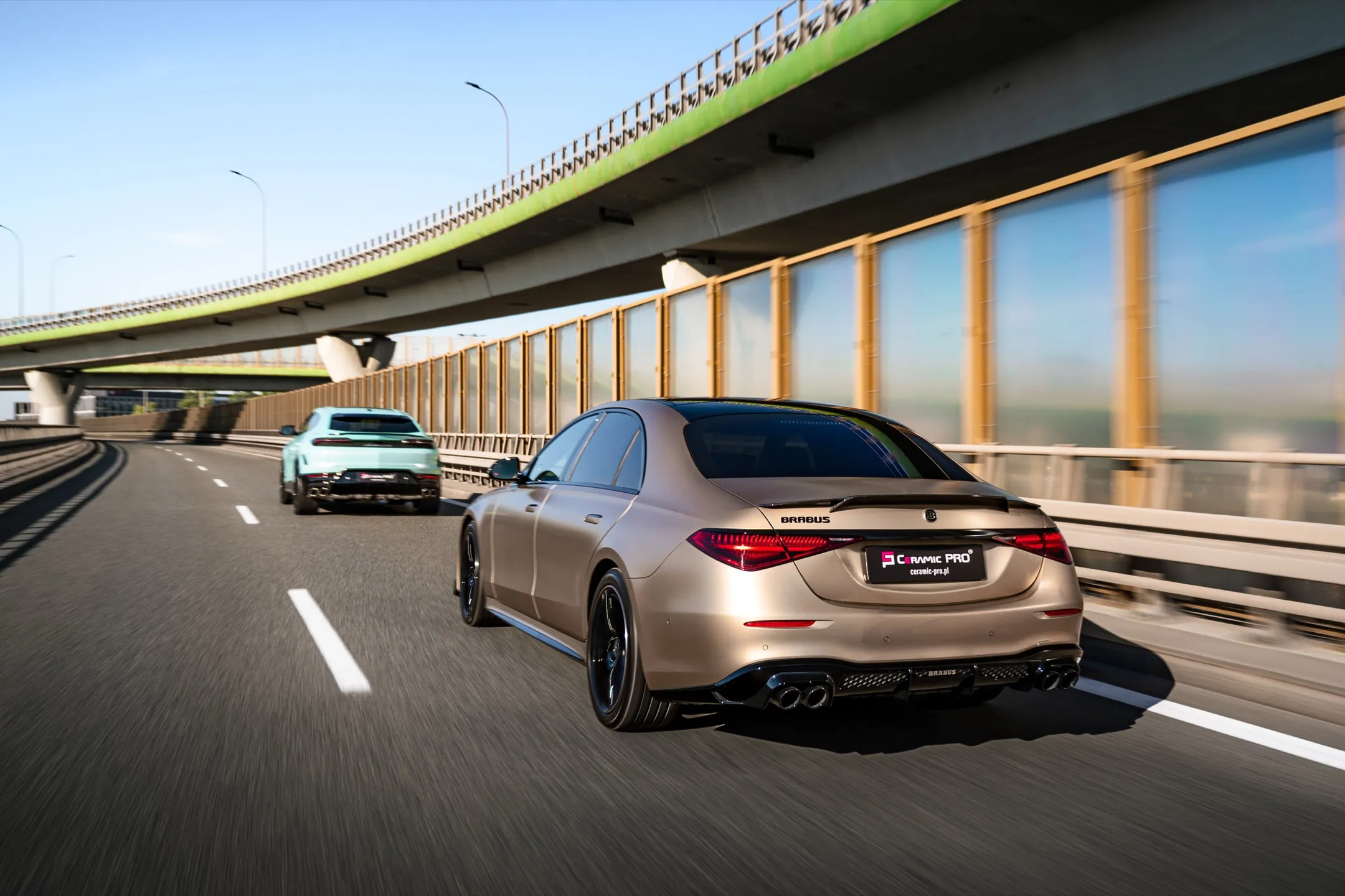 Mercedes S580 tył na autostradzie