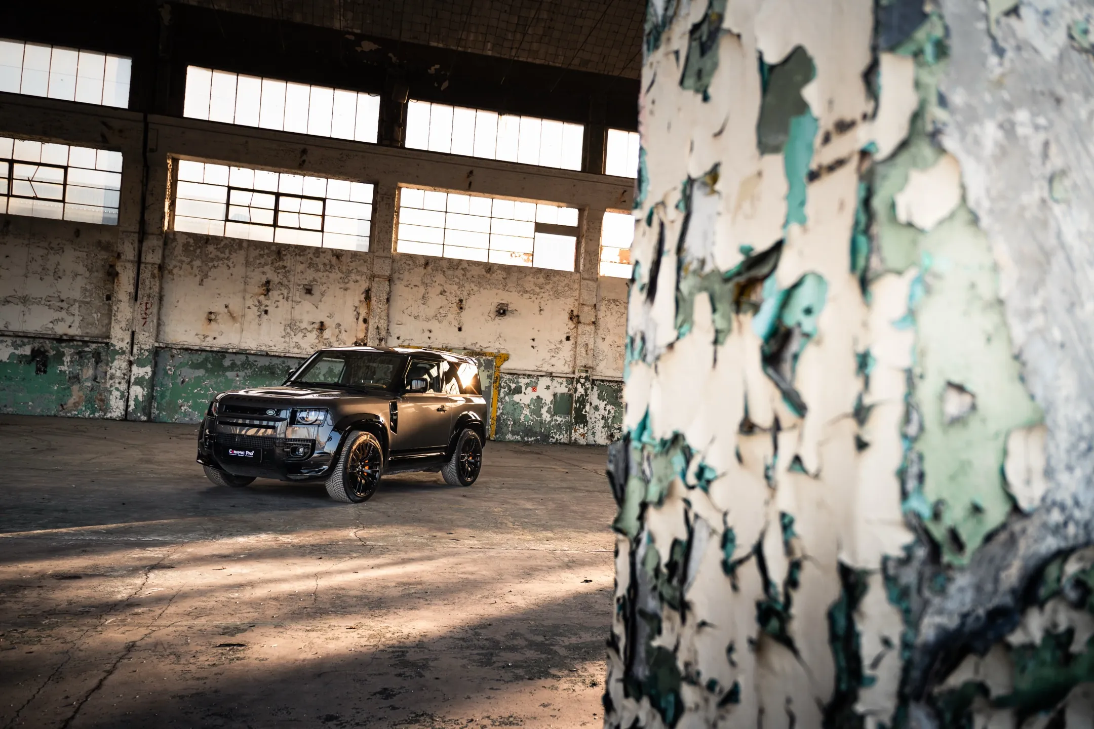 Urban Automotive Defender z efektem łuszczącej się farby