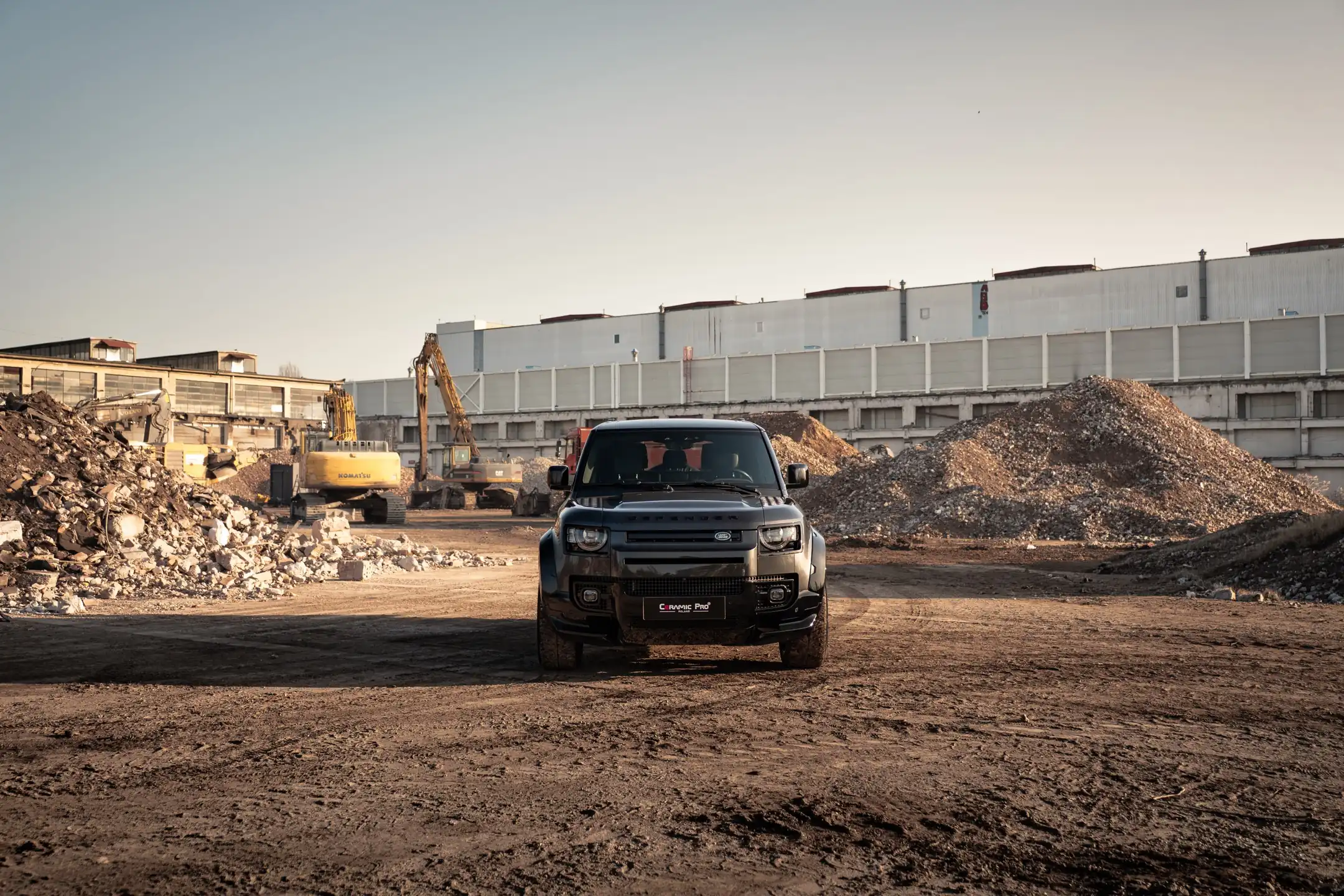 Urban Automotive Defender na placu budowy