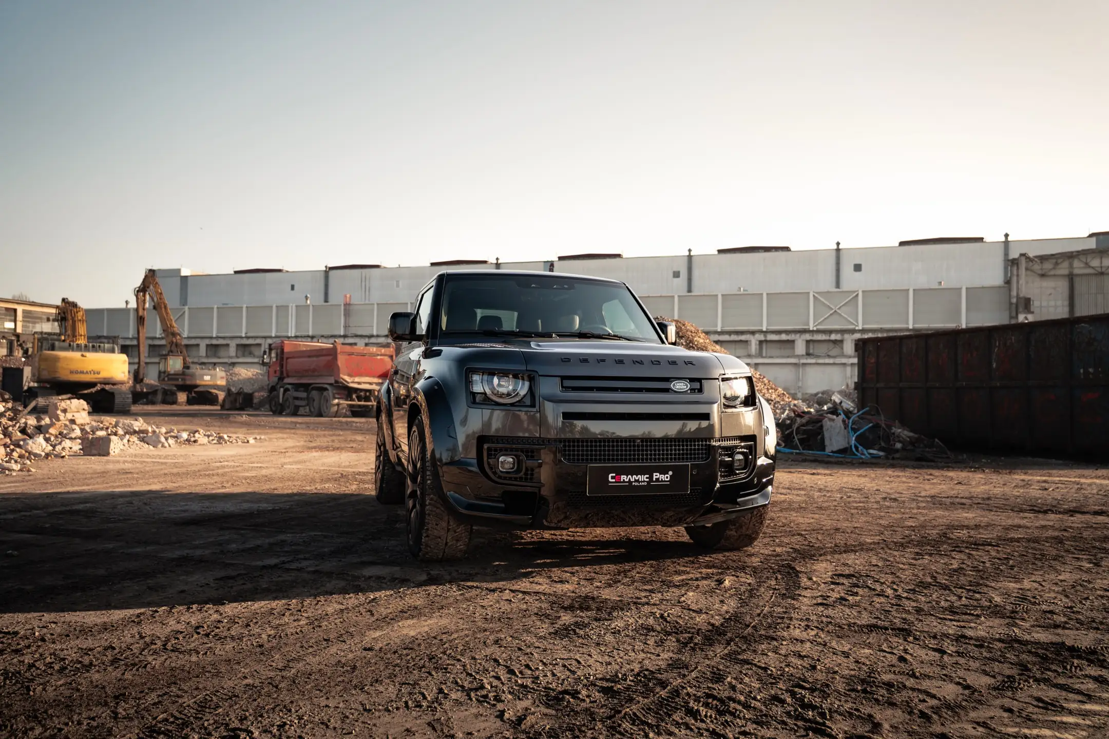 Urban Automotive Defender przód na placu budowy