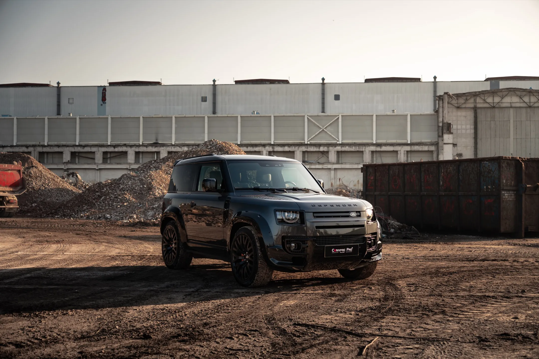 Urban Automotive Defender 3/4 na placu budowy